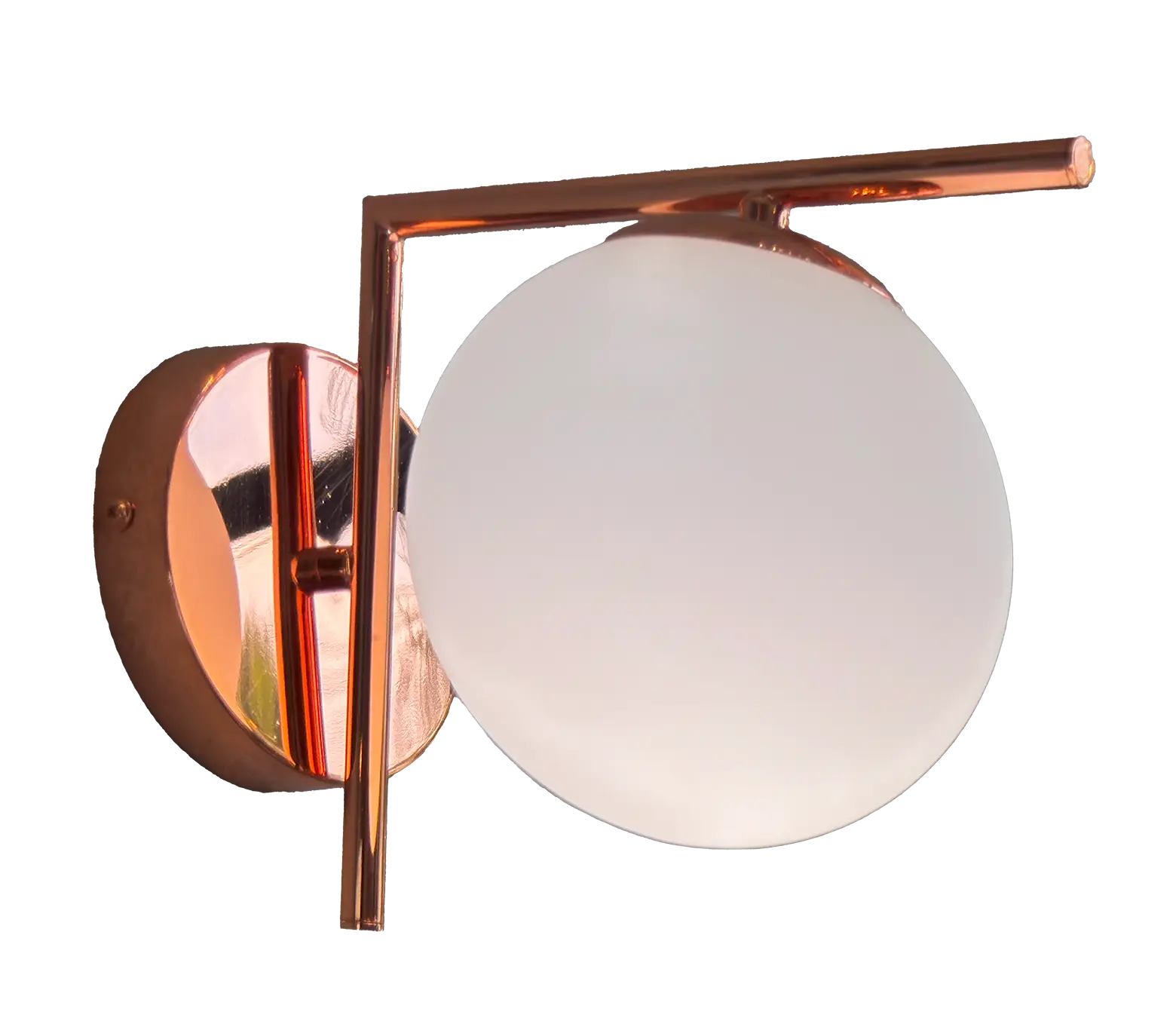 luminaria-eletrolima Arandela de metal com acabamento em cobre e globo de vidro fosco, ideal para iluminação decorativa